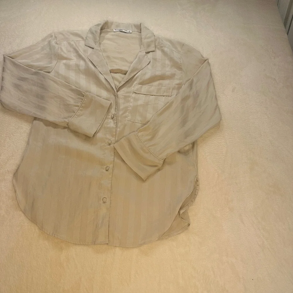 Abercrombie & Fitch Women Beige Satin Striped Pajama Top Long Sleeve Small